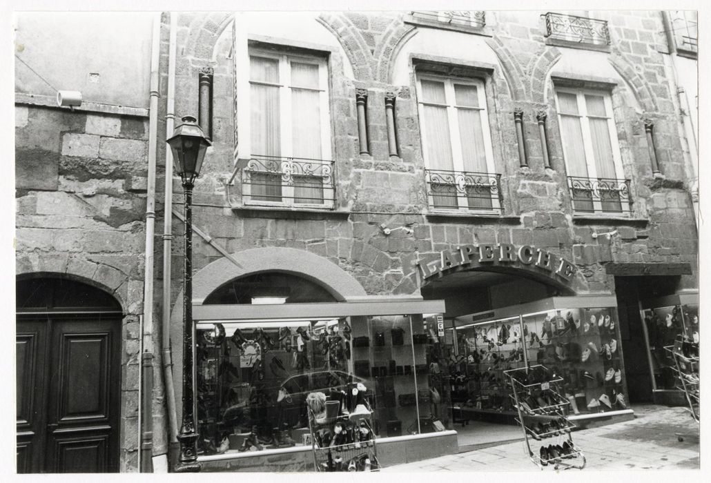 façade sur rue, vue partielle