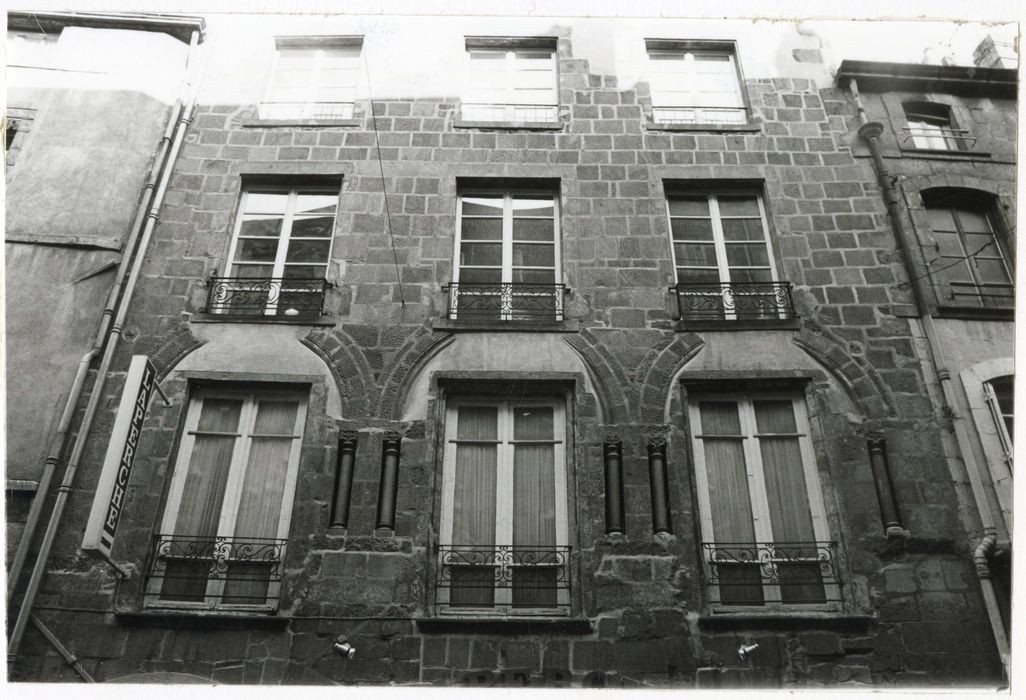 façade sur rue, vue partielle