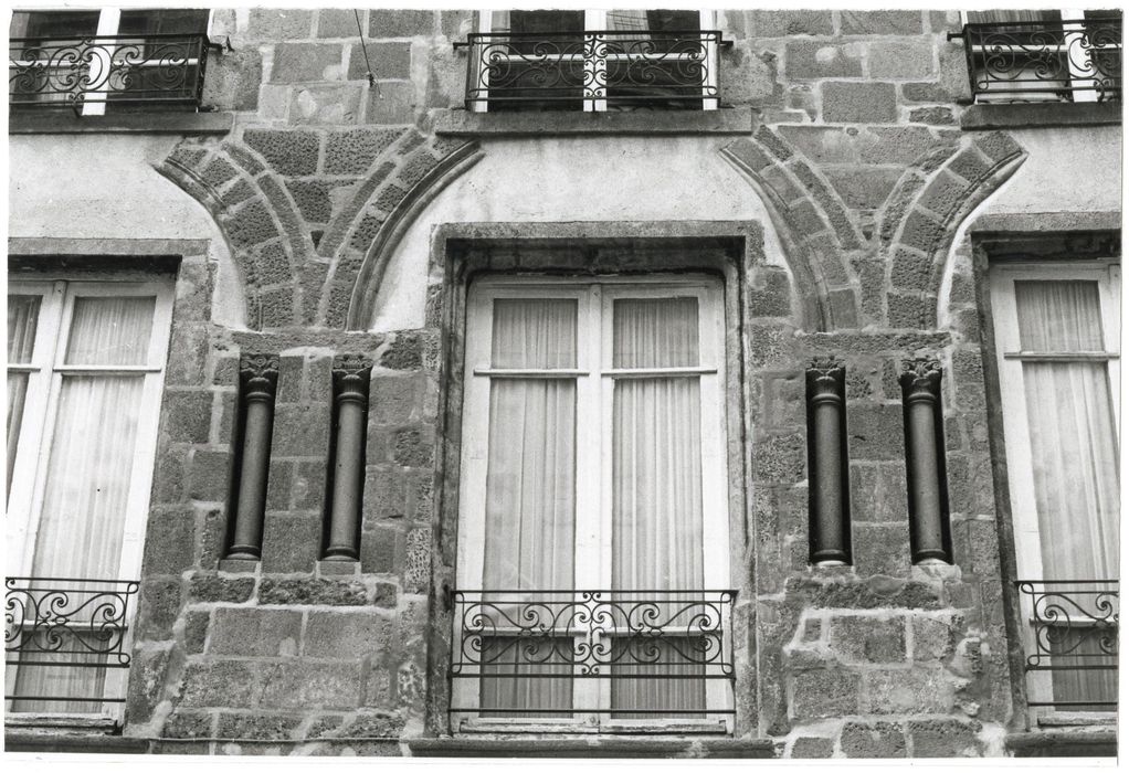 façade sur rue, détail des maçonneries du 1er étage