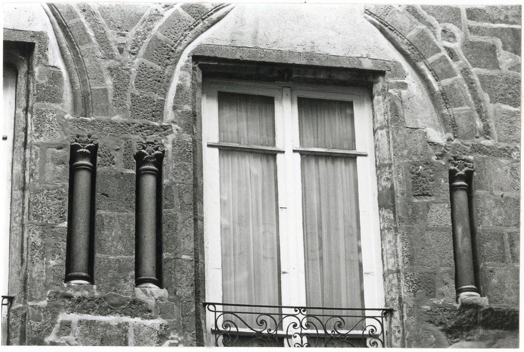 façade sur rue, détail des maçonneries du 1er étage