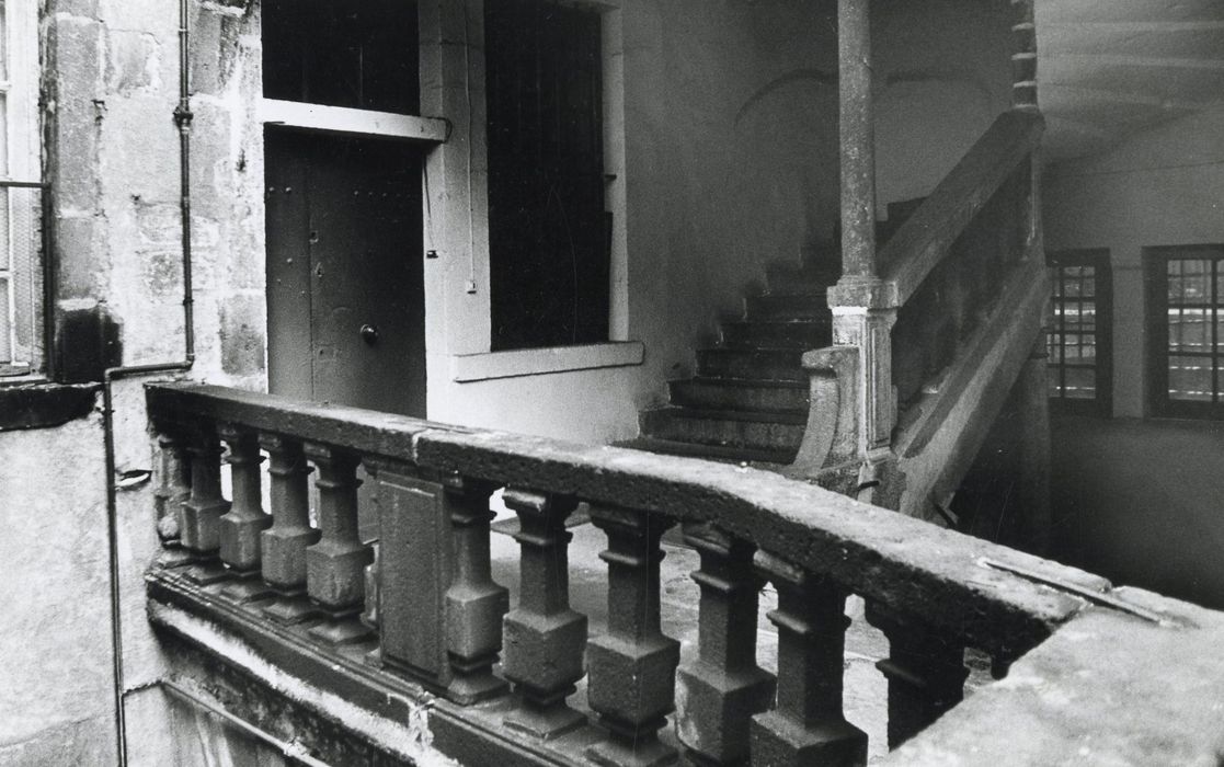 escalier sur la cour intérieure, vue partielle