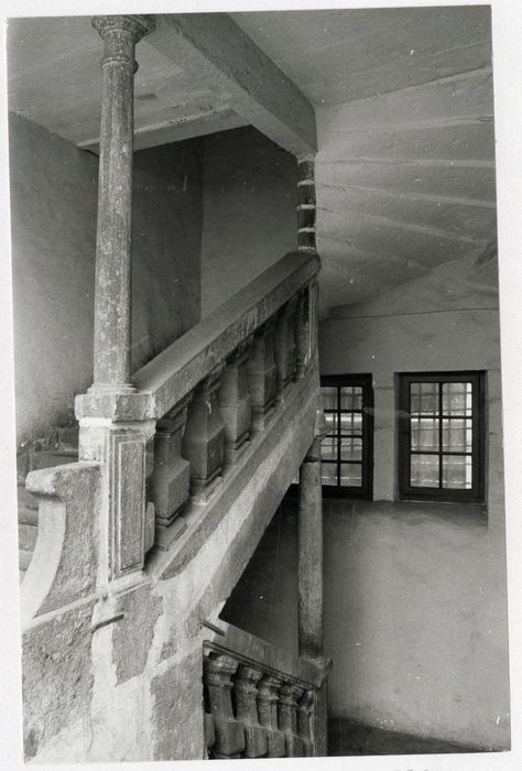 escalier sur la cour intérieure, vue partielle