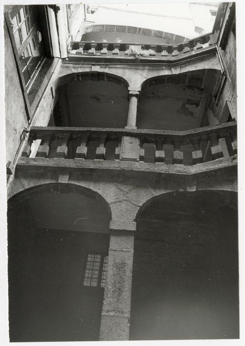 escalier sur la cour intérieure, vue partielle