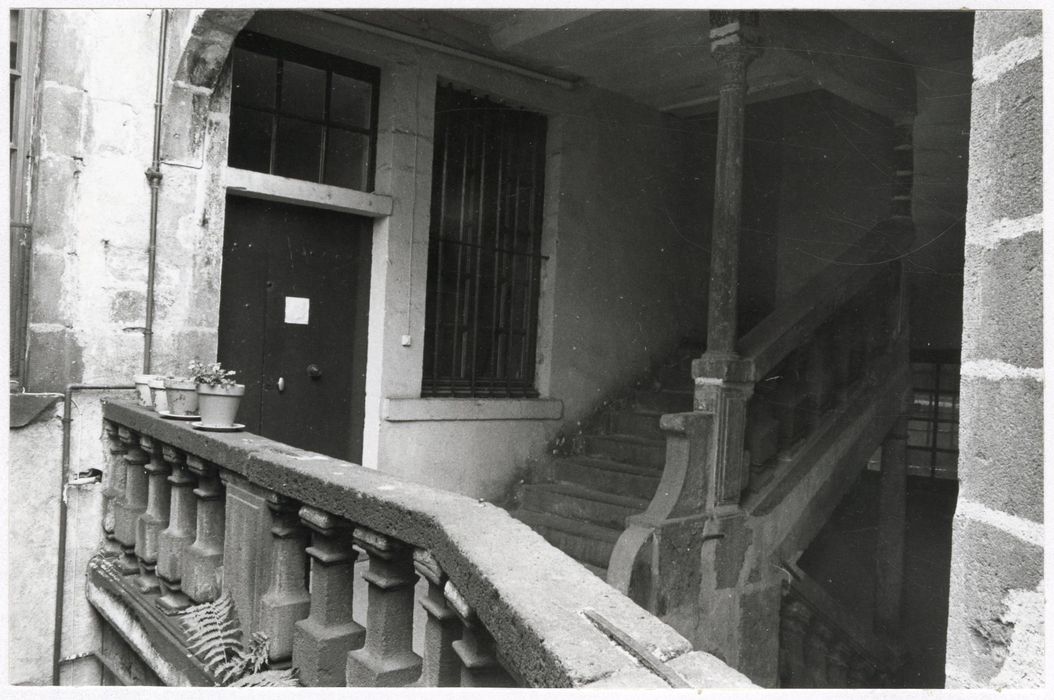 escalier sur la cour intérieure, vue partielle