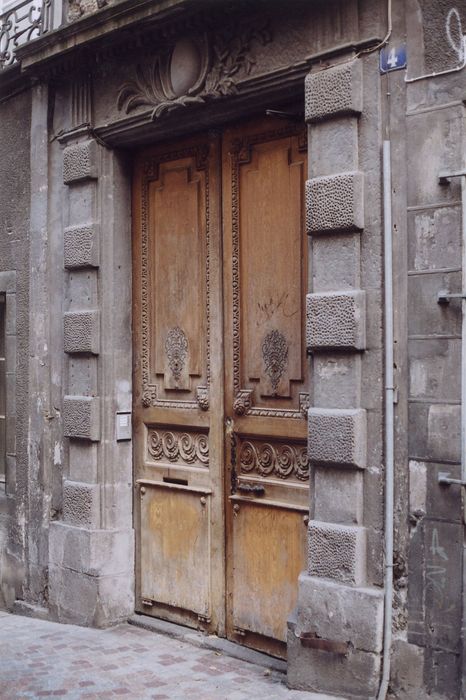 porte d’accès sur la rue Grégoire de Tours