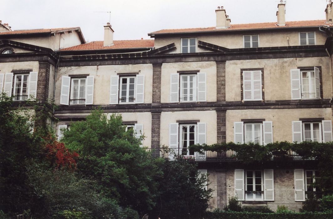 façade sud sur jardin, vue partielle