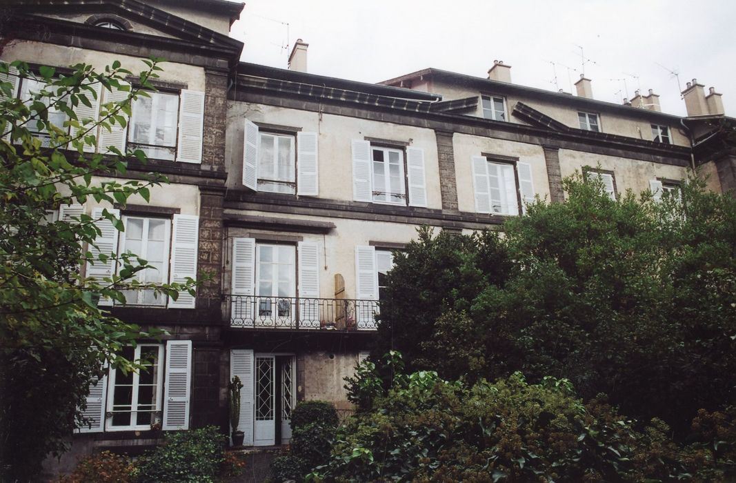 façade sud sur jardin, vue partielle