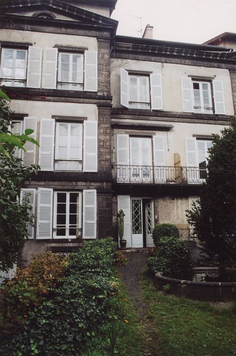 façade sud sur jardin, vue partielle