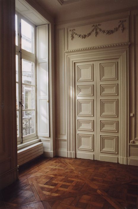 1er étage, grand salon Louis XVI, vue partielle des lambris de revêtement