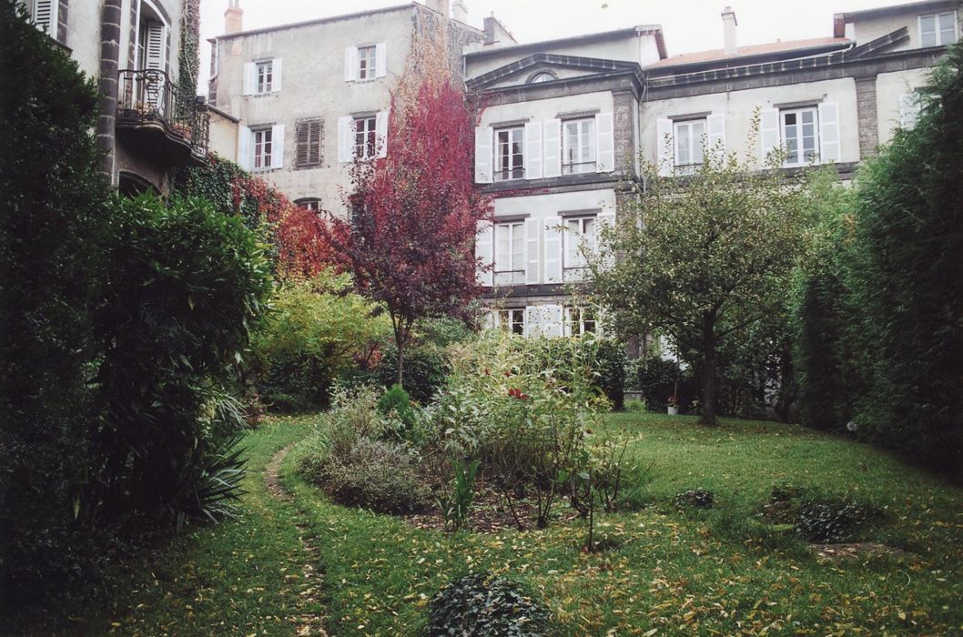 façade sud sur jardin, vue partielle