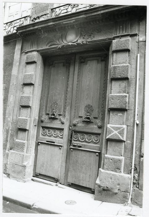 porte d’accès sur la rue Grégoire de Tours