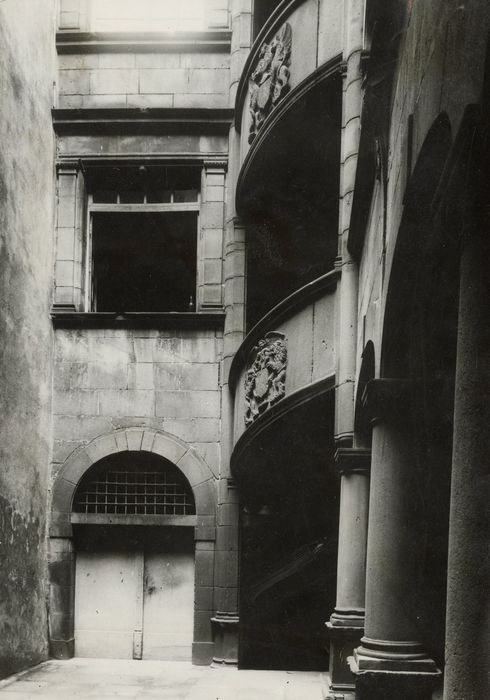 cour intérieure, vue partielle des façades