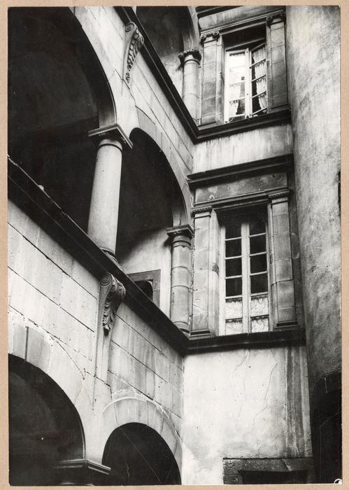 cour intérieure, vue partielle des façades