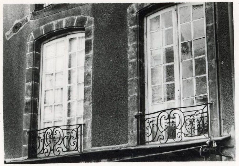 façade sur la rue du Languedoc, détail de deux baies au 1er étage