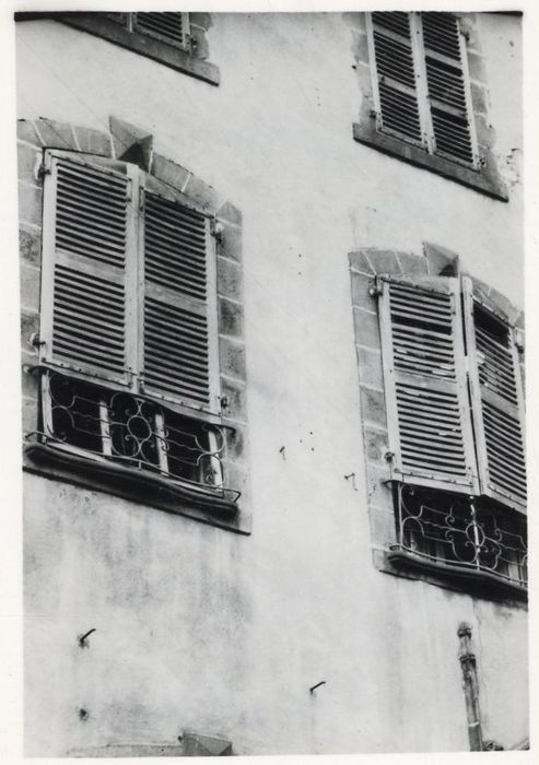 façade sur rue, détail des baies au 1er étage