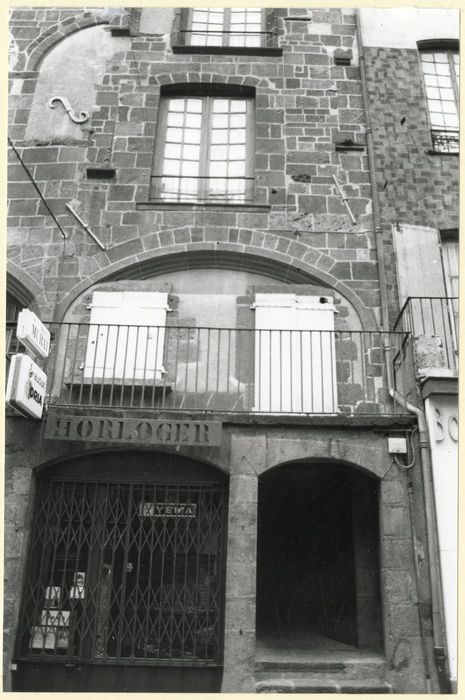 façade sur rue, vue partielle