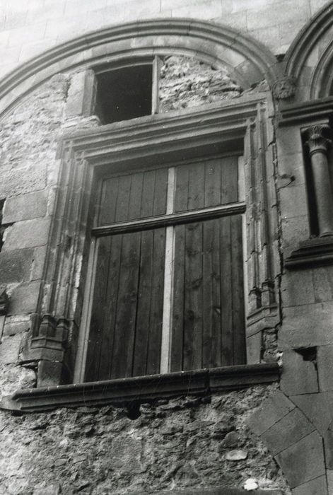 façade sur rue, détail d’une baie réaménagée au 1er niveau