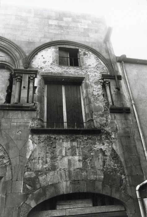 façade sur rue, détail d’une baie réaménagée au 1er niveau