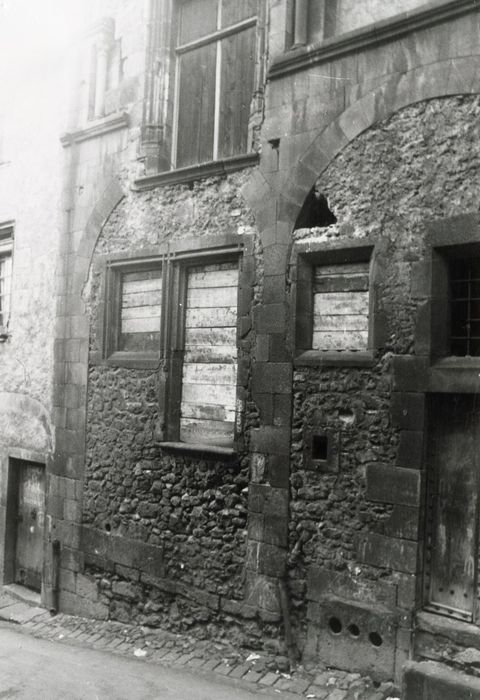 façade sur rue, vue partielle du rez-de-chaussée