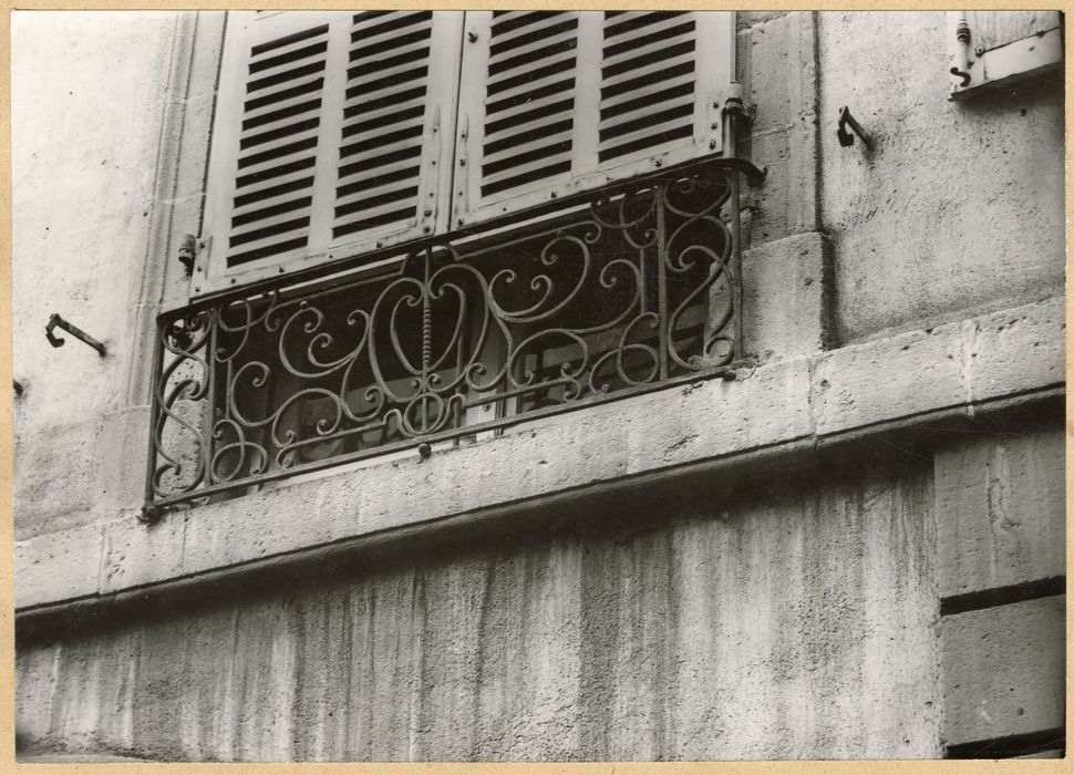 façade sur rue, détail d’un appui de fenêtre