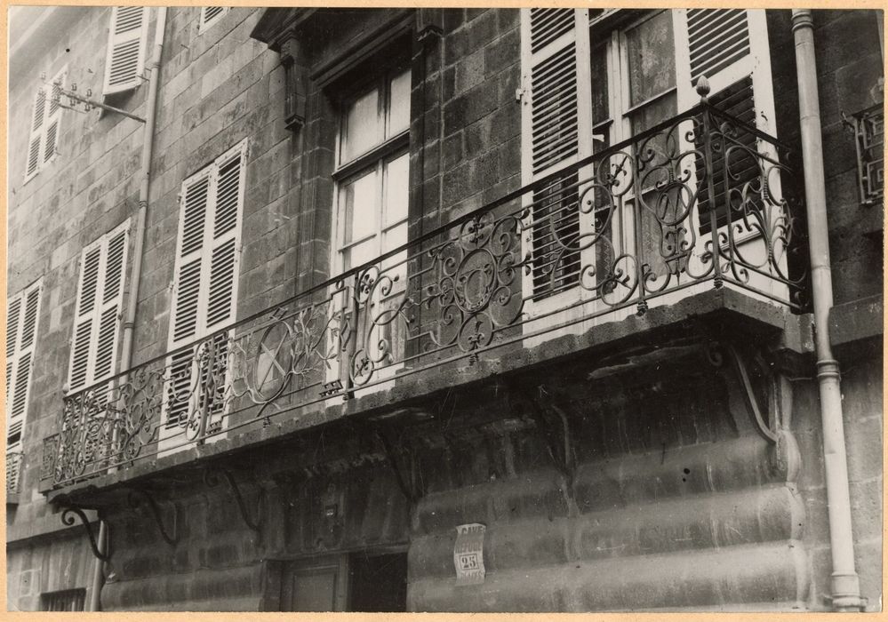 façade sur rue, balcon du 1er niveau