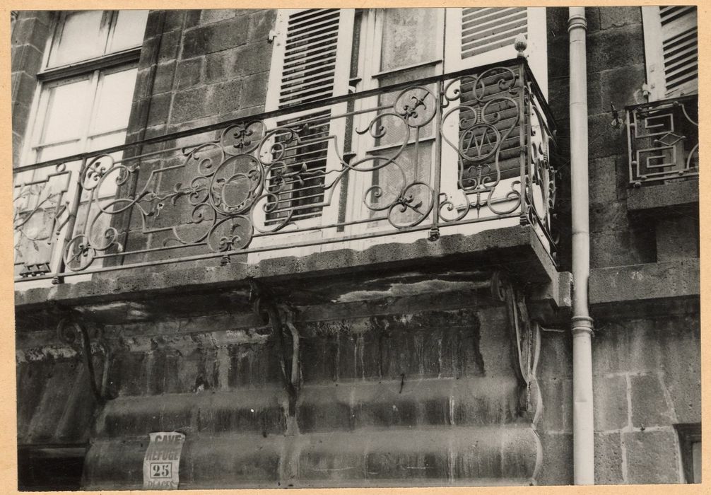 façade sur rue, balcon du 1er niveau, détail