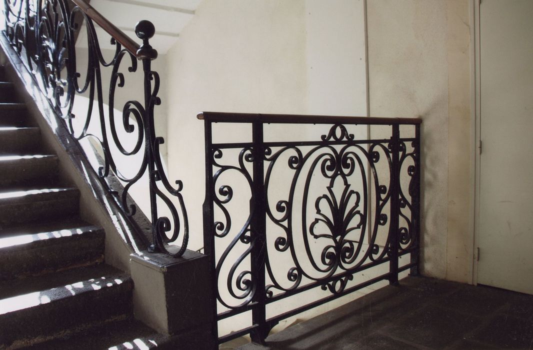 escalier, détail de la rampe en fer forgé