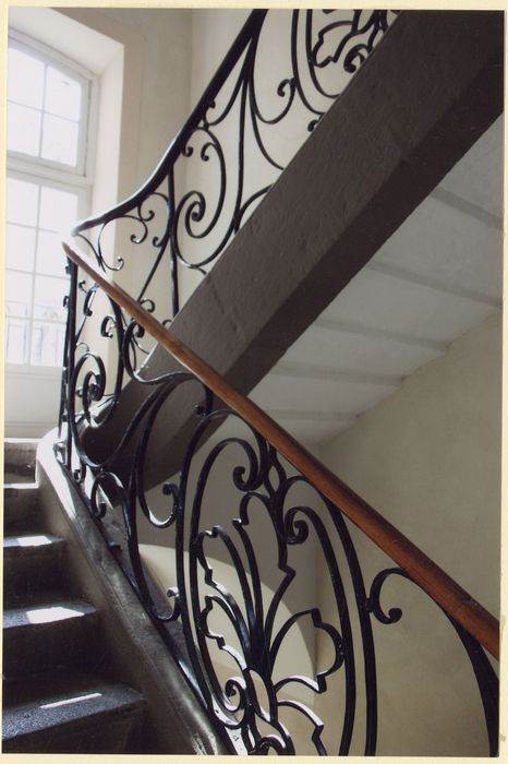 escalier, détail de la rampe en fer forgé