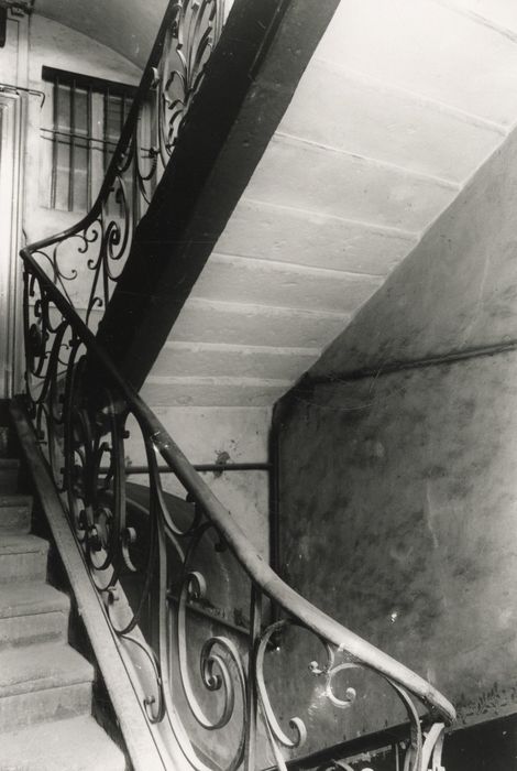 escalier principal, vue partielle