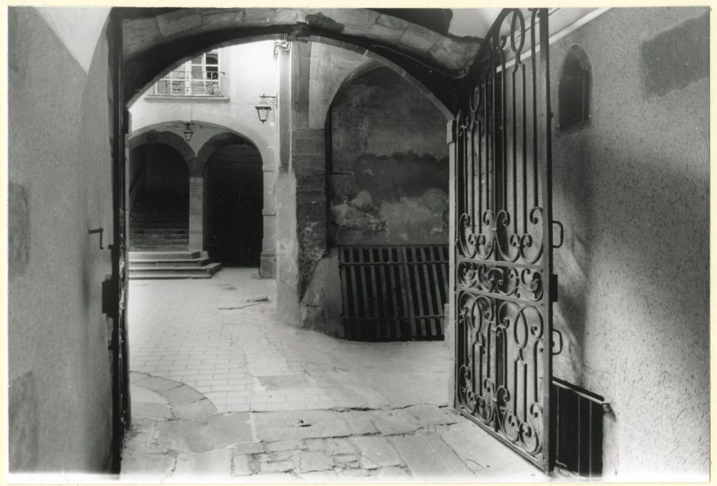 passage couvert entre la cour et la cour intérieure