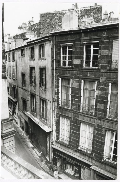 façade sur rue, vue partielle