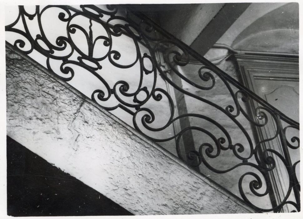 escalier, détail de la rampe en fer forgé