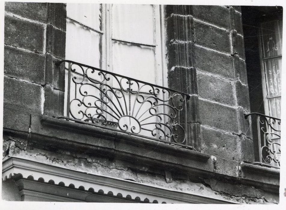 façade sur rue, détail d’un appui de fenêtre