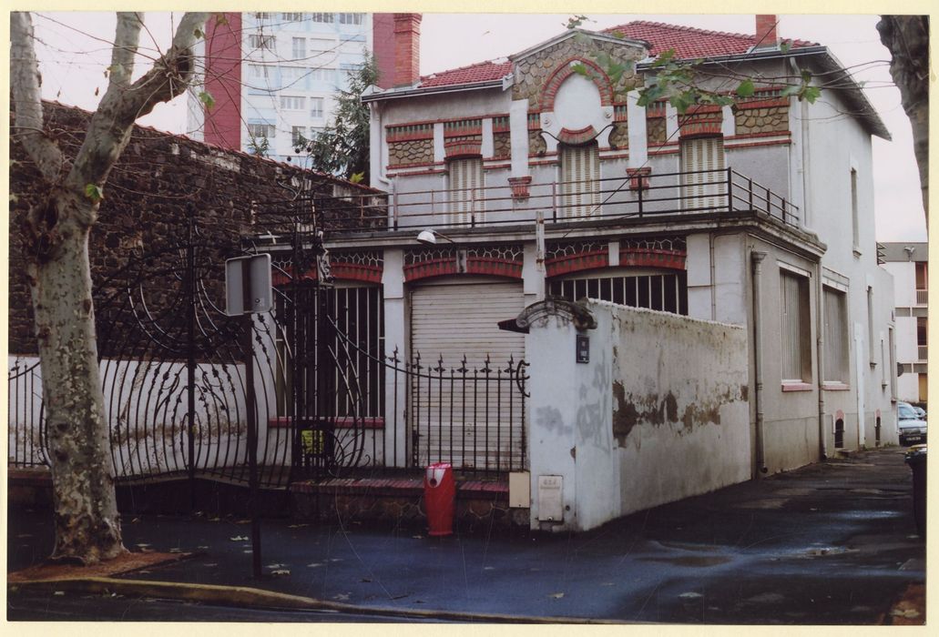 vue générale de la façade et de sa grille d’accès à la cour depuis la rue