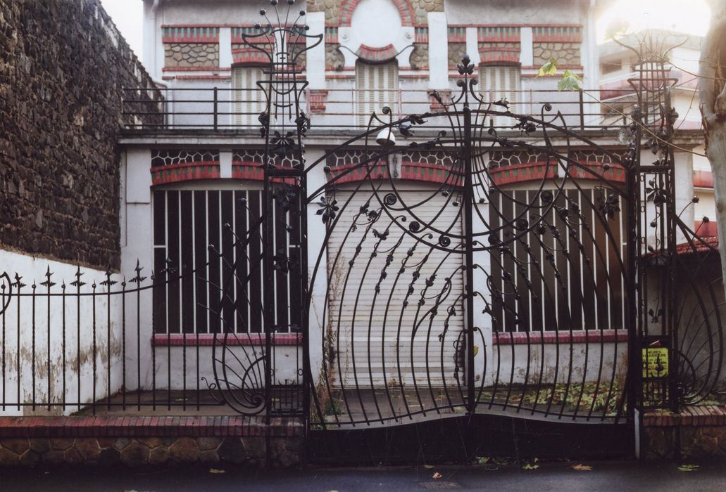 grille d’accès à la cour