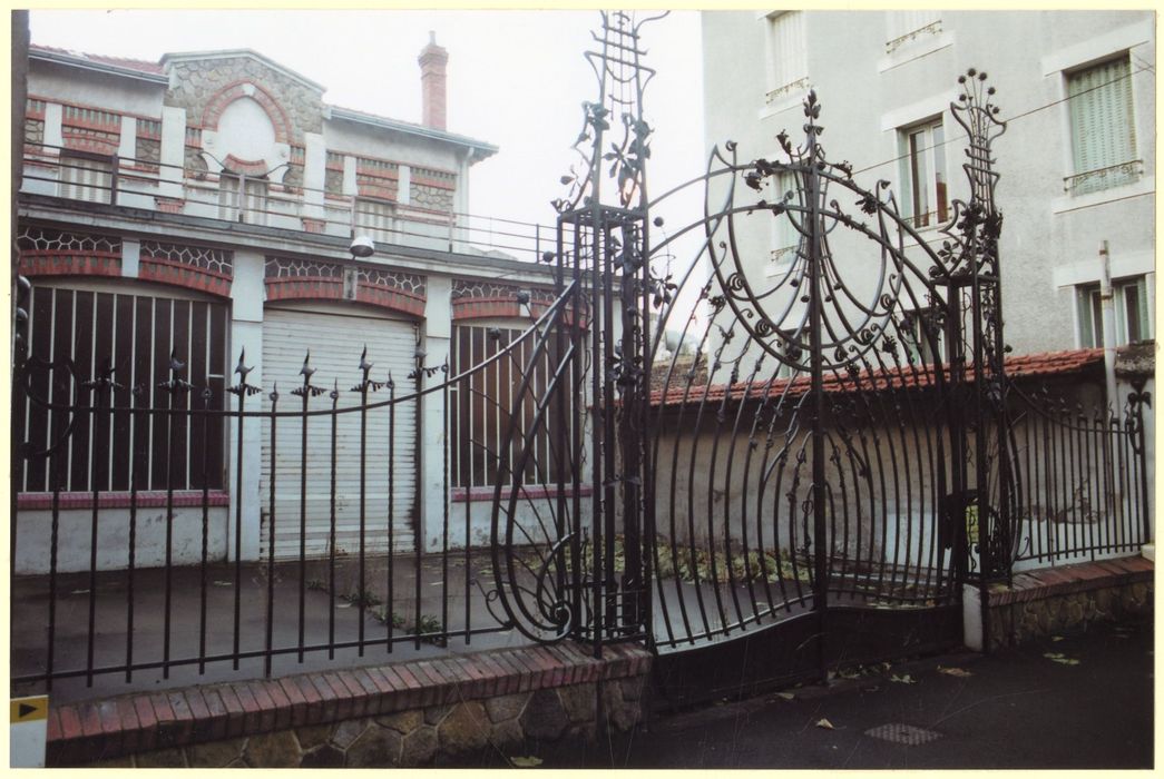 grille d’accès à la cour