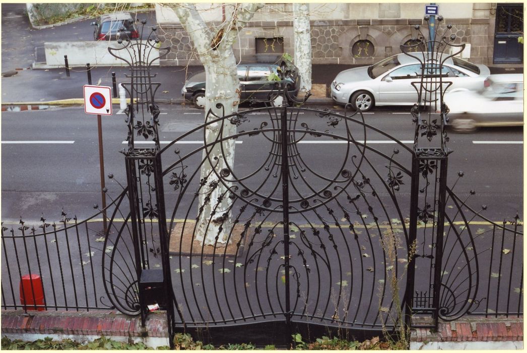 grille d’accès à la cour depuis le 1er étage de la maison