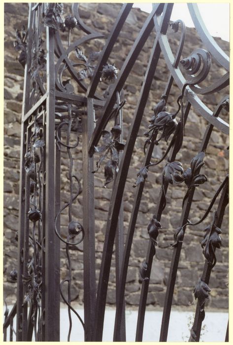 grille d’accès à la cour, détail