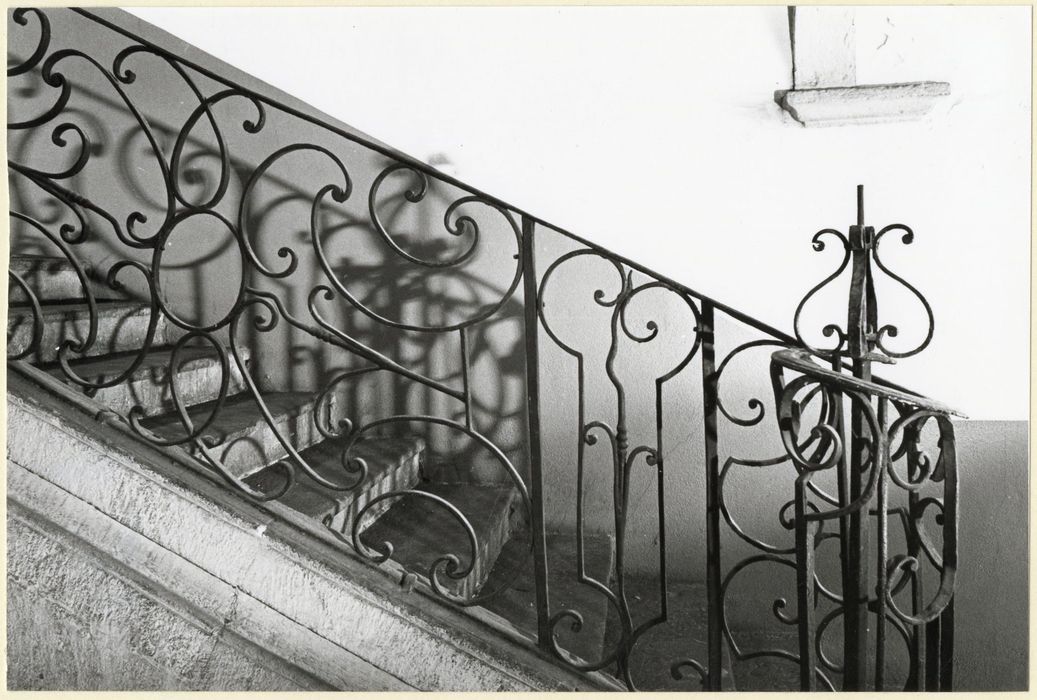 escalier, détail de la rampe en fer forgé