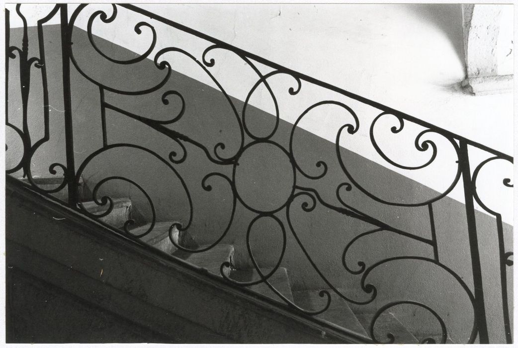 escalier, détail de la rampe en fer forgé