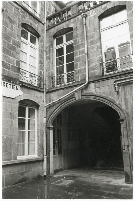 passage couvert entre la cour et la cour intérieure