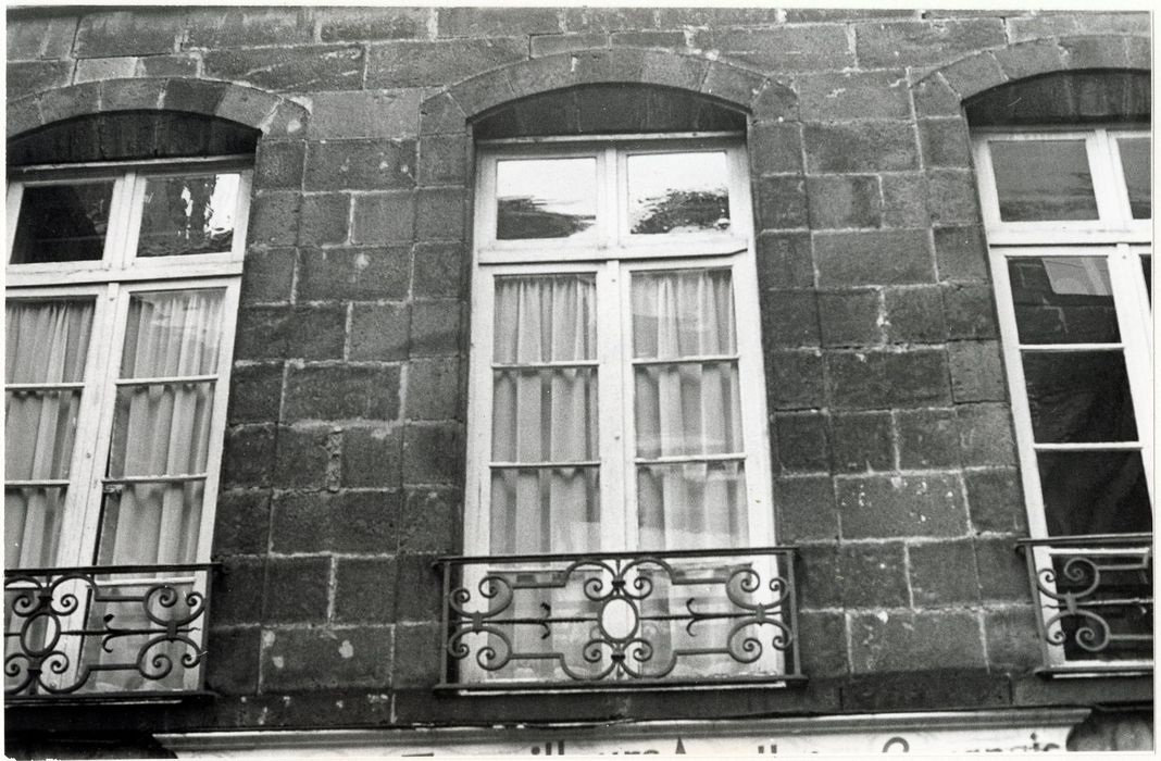 cour intérieure, façade sud, détail de baies du 1er fenêtre