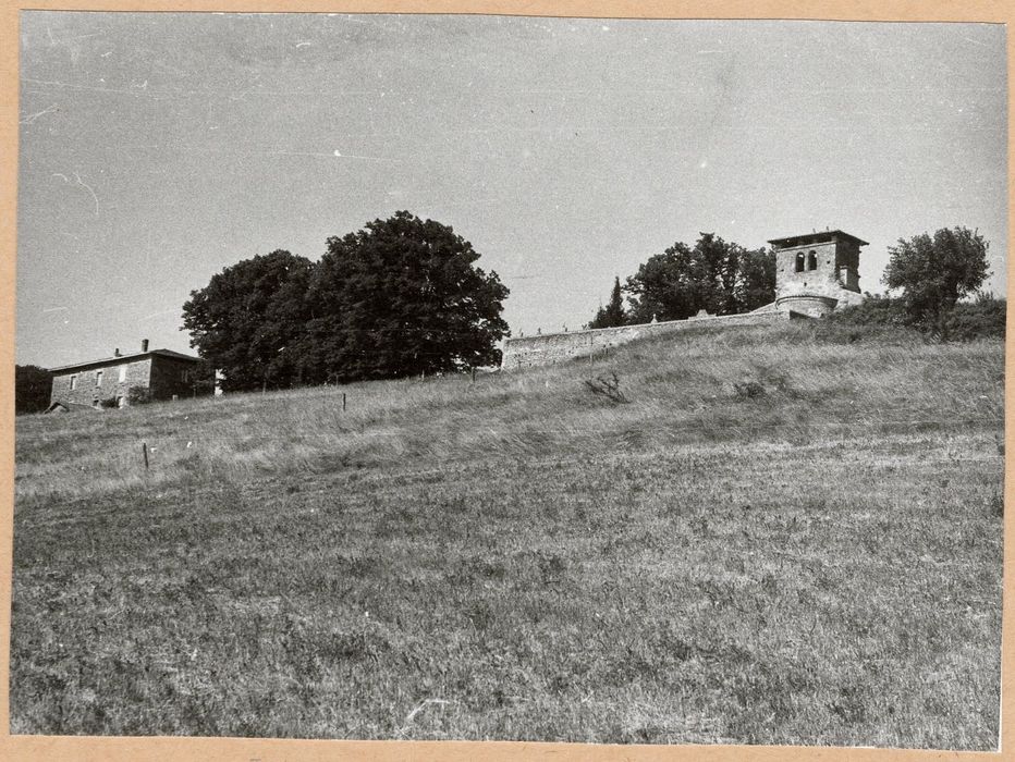 vue partielle de l’église dans son environnement depuis le Nord-Est