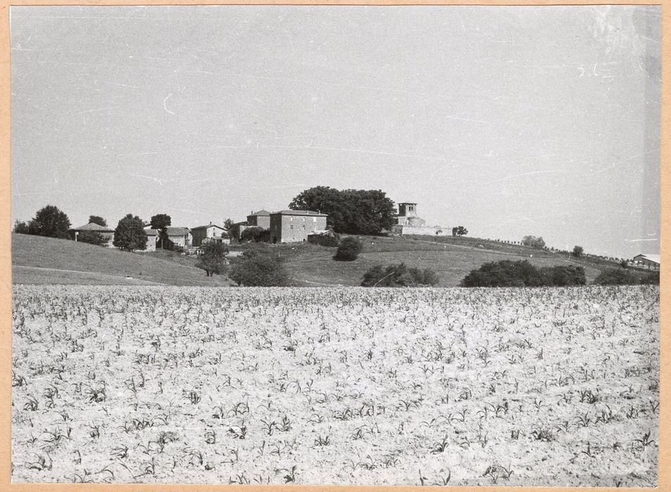 vue partielle de l’église dans son environnement depuis le Sud-Est