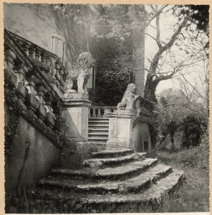 escalier monumental sur jardin au sud, vue partielle