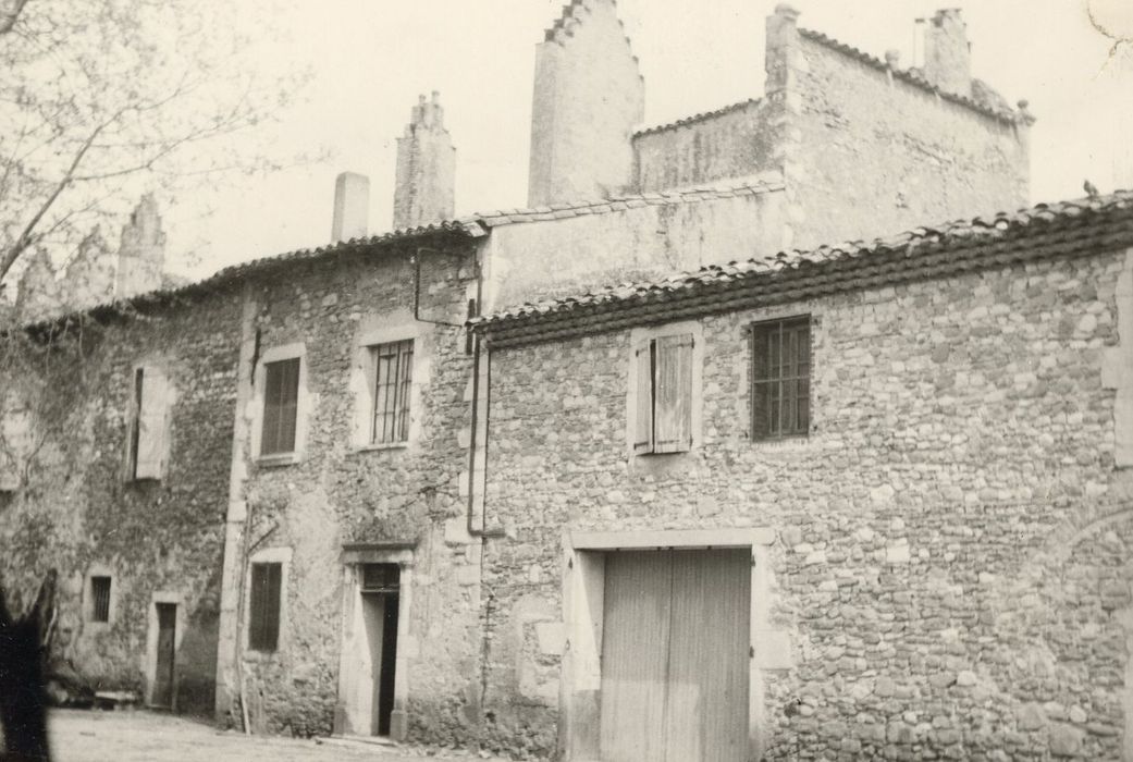 façade ouest sur cour, vue partielle