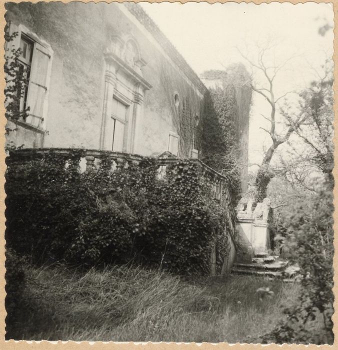 escalier monumental sur jardin au sud, vue partielle