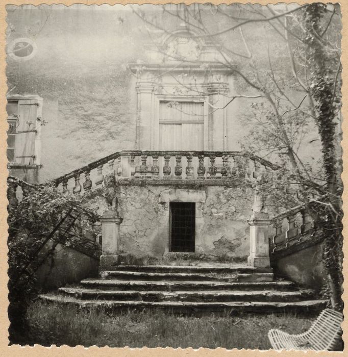 escalier monumental sur jardin au sud, vue partielle