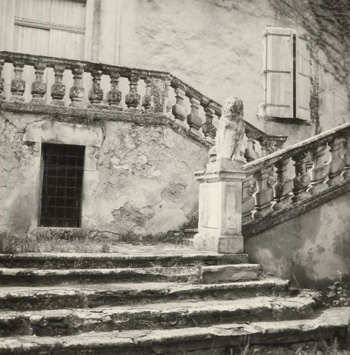 escalier monumental sur jardin au sud, vue partielle