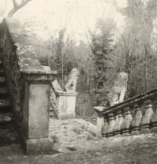 escalier monumental sur jardin au sud, vue partielle